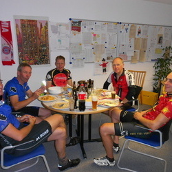 Spaghetti-Essen im Bro von Schulleiter Felix Gerber