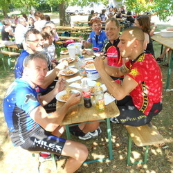Nudelessen auf dem Schulfest des St. Dominikus Gymnasiums in Karlsruhe
